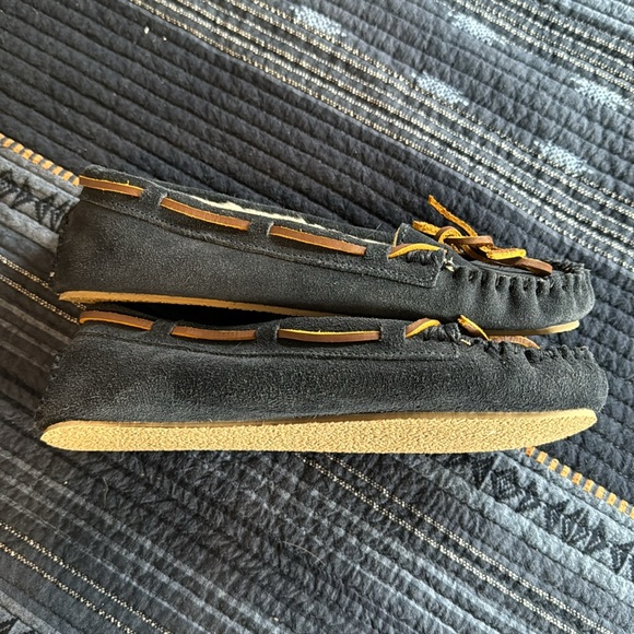 Minnetonka Suede Slippers. Size 8.  Great Condition - Picture 8 of 12